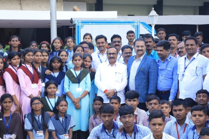 पुणे जिल्ह्यातील आश्रमशाळांमधील विद्यार्थ्यांची विधानभवनाला भेट