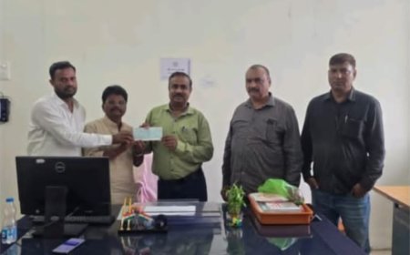 अरुण दामोधर दळवी यांच्याकडून मुख्यमंत्री निधीस ५०००/- चा धनादेश अर्पण