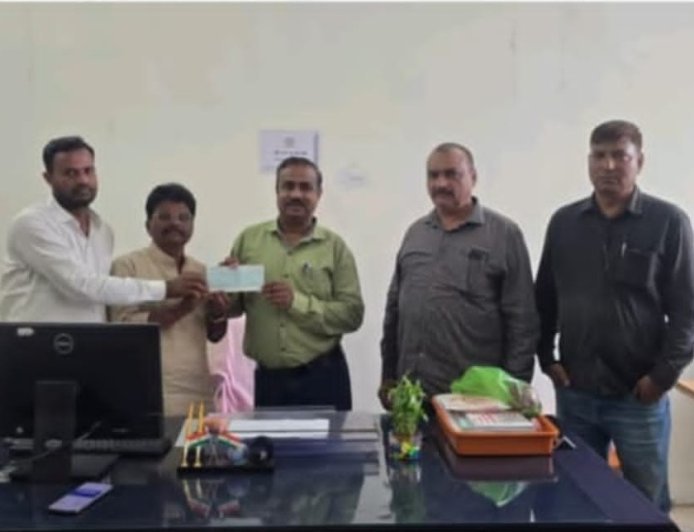 अरुण दामोधर दळवी यांच्याकडून मुख्यमंत्री निधीस ५०००/- चा धनादेश अर्पण