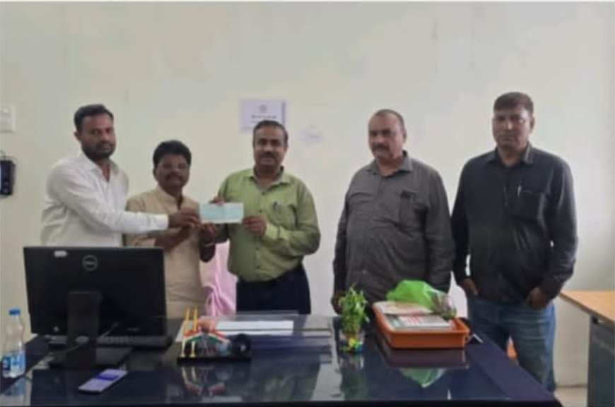 अरुण दामोधर दळवी यांच्याकडून मुख्यमंत्री निधीस ५०००/- चा धनादेश अर्पण